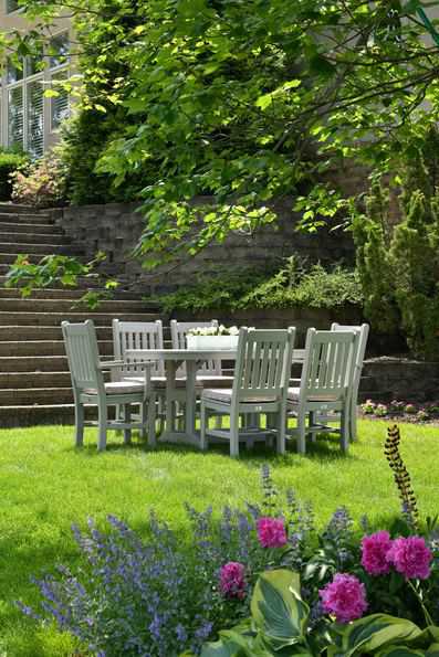 outdoor entertaining in the backyard