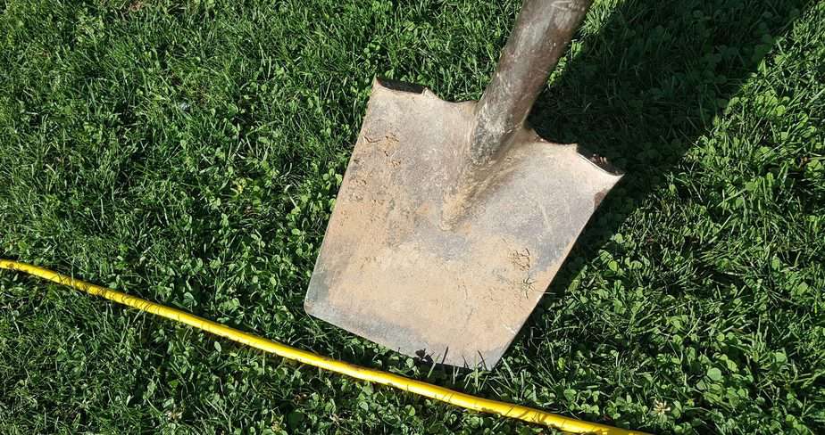 Flat edge shovel for pond outline